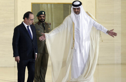 Hollande, în primăvara lui 2015, la Doha. Pentru avioanele Rafale. Oaspete special al emirului Al Thani // FOTO Reuters