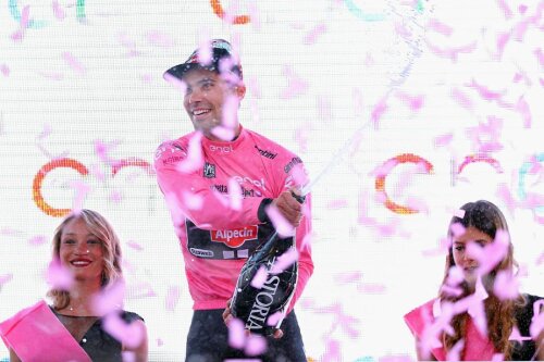 Tricoul roz se acordă câștigătorului din Turul Italiei, foto: Gulliver/gettyimages.com