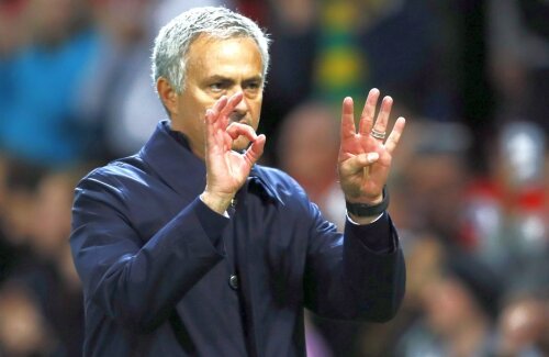 Jose Mourinho, dând indicații fotbaliștilor săi în United-City, 1-0, FOTO: Reuters
