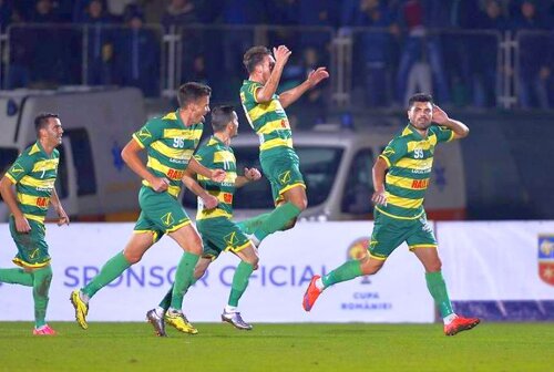 Marius Matei (numărul 99) bucurându-se alături de colegii săi după golul marcat Stelei