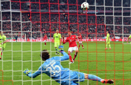Muller înalță balonul peste buturile lui Augsburg