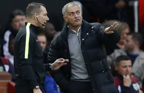 Mourinho gesticulează nervos în fața arbitrului de rezervă