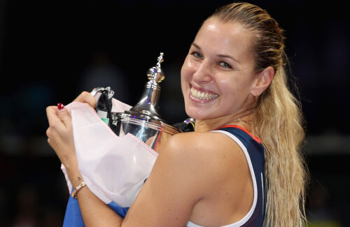 Dominika Cibulkova cu trofeul și steagul Slovaciei // FOTO Guliver/GettyImages