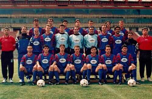 Steaua 1997-1998: Stoichiţă - antrenor, primul din stânga, Reghe - jucător, al treilea, pe rândul de jos, de la stânga la dreapta