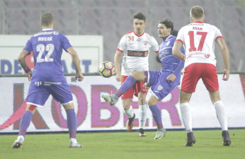 Dorit în trecut de Dinamo, Doman (tricou violet) a fost aseară printre cei mai activi fotbaliști de pe teren
