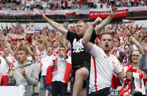 Suporterii polonezi sunt recunoscuți pentru spectacolul pe care-l crează în tribune, dar și pentru incidentele provocate în afara stadioanelor