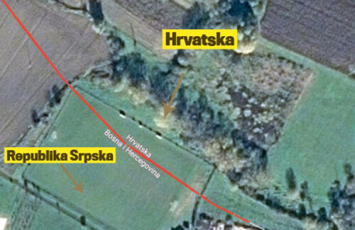 Granița dintre Croația și Bosnia traversează ca un arc de cerc terenul arenei din Kostajnica. Croația e în partea de sus, Bosnia jos.