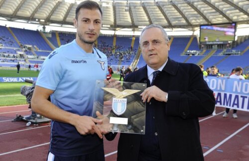 Înaintea meciului cu Genoa, Ștefan Radu a primit de la președintele Lotito o plachetă specială