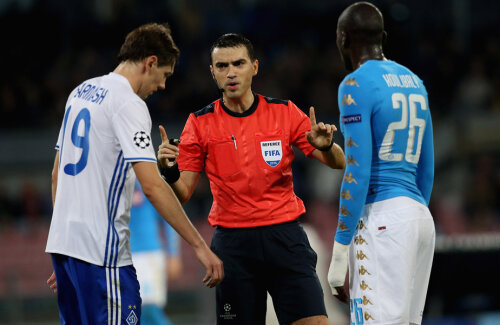 Hațegan îi temperează pe napoletanul Koulibaly (dreapta) și pe dinamovistul Garmaș // FOTO Guliver/GettyImages