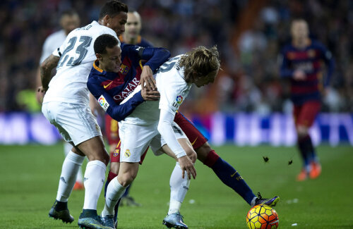 Sezonul trecut, madrilenul Modrici (în alb) și Neymar și-au împărțit victoriile // Foto: Gulliver/GettyImages