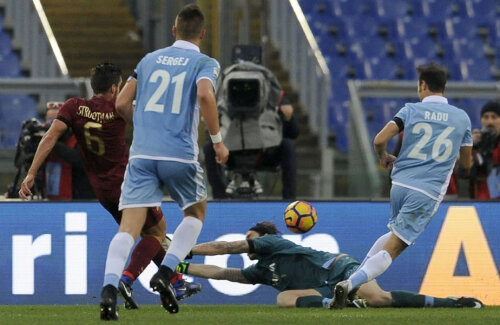 Ștefan Radu nu mai poate face nimic. Strootman trimite în plasă, 1-0 pentru Roma // FOTO Guliver/GettyImages
