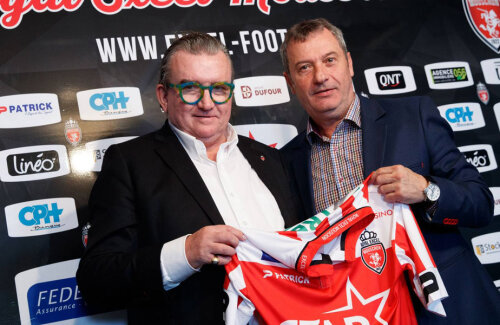 Mircea Rednic, prezentând tricoul lui Mouscron alături de președintele Patrick Declerck