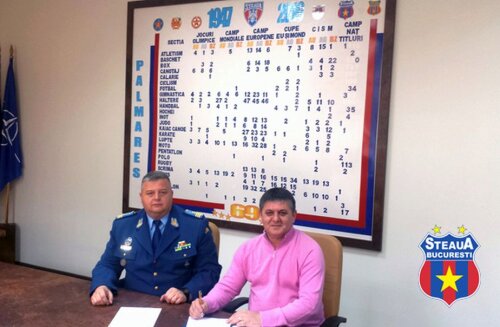 Marius Lăcătuș, alături de Cristian Petrea, președinte interimar al CSA. Fotografie de la semnarea colaborării