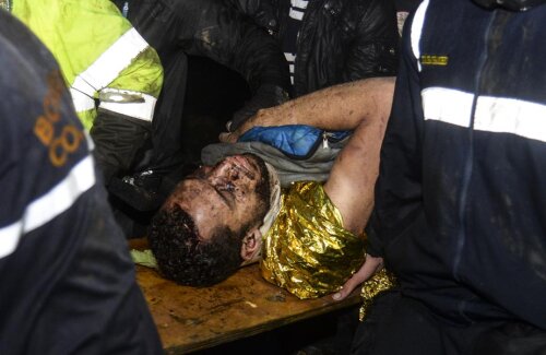 Helio Neto, transportat pe targă. 71 de persoane și-au pierdut viața în accident // FOTO AFP