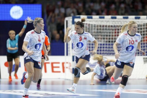 Nora Mork (nr. 9), o jucătoare de-o duzină de goluri FOTO Uros Hocevar /EHF