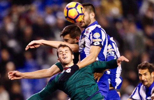 Florin Andone pune capul perfect la centrarea din lovitură de colț și face 1-0 z La Voz de Galicia