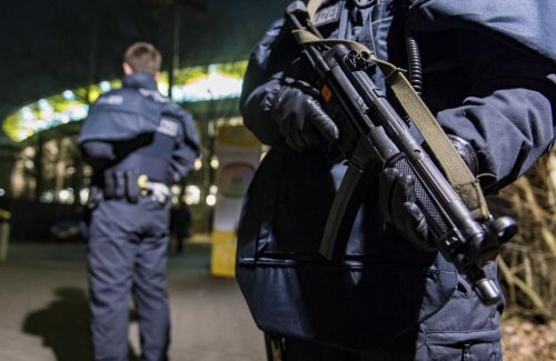 Polițiști echipați de luptă au păzit marți arena din Frankfurt, la Eintracht - Mainz (3-0) // FOTO Guliver/GettyImages