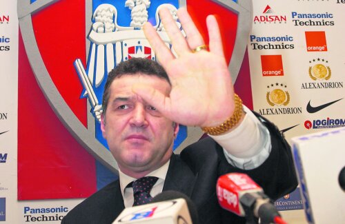 Când Gigi Becali era doar finanţator, nu și patron, la Steaua, între 2000 și 2002, clubul avea o siglă aproape identică cu cea din momentul în care s-a rupt de Ministerul Apărării, în 1998