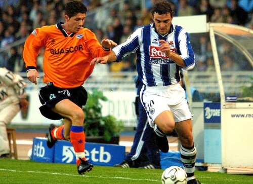 Bogdan Mara (în portocaliu) când juca la Alaves în duel cu Javi De Pedro de la Real Sociedad // Foto: Guliver/GettyImages