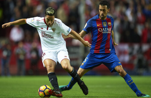 Nasri (stânga), în duel cu Busquets într-un meci cu Barcelona // FOTO Guliver/GettyImages