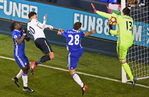 Dele Alli, în tricou alb, închide tabela. A fost al doilea gol cu capul primit de Chelsea în acest sezon. Pe primul îl marcase tot el