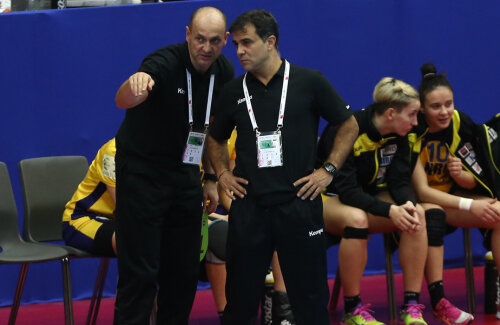 Costică Buceschi și Ambros Martin au avut rar un dialog la echipa națională. În rest, ibericul a luat singur deciziile // FOTO: Marius Ionescu