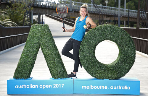 Simona Halep și noua siglă de la Australian Open, ieri la Melbourne // FOTO Guliver/GettyImages