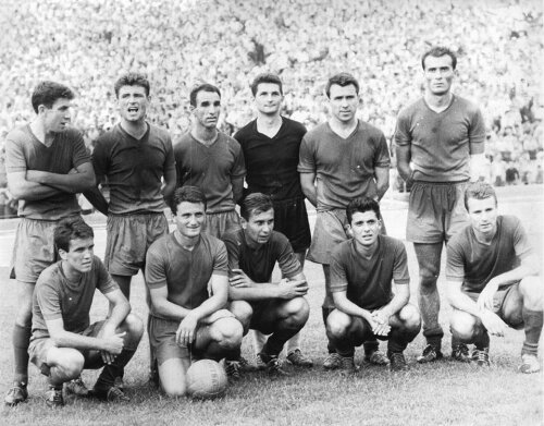 Rapid în 1964: C. Lupescu, Motroc, Macri, Urziceanu, N. Georgescu, Coe (rândul de sus); Codreanu, Ionescu, Oblemenco, C. Dinu 