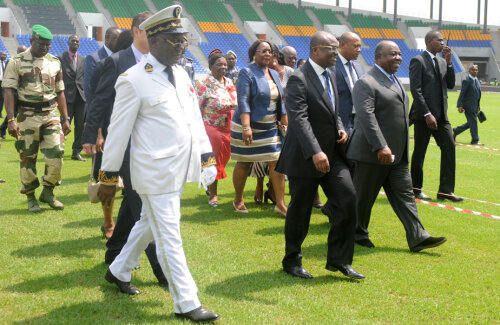 Președintele Ali Bongo (dreapta), țanțoș la inaugurarea Stade d'Oyem (20.000 de locuri) // Foto: AFP