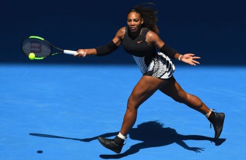 Serena Williams în acțiune, ieri, la Melbourne // FOTO Guliver/GettyImages
