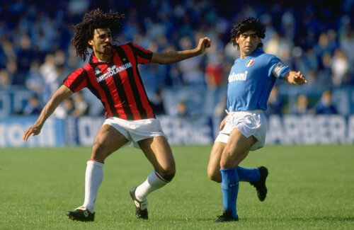 Ruud Gullit, 54 de ani, fost antrenor și acum comentator TV, în duel cu Maradona, într-un Milan - Napoli din sezonul 1987-'88