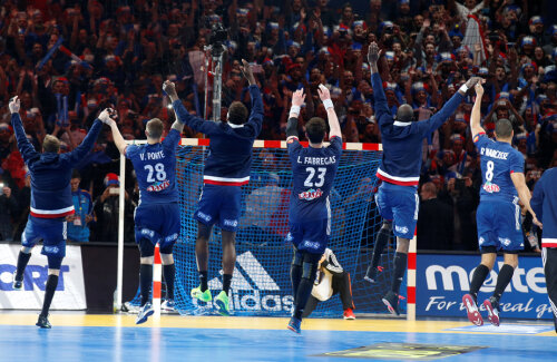 Francezii se bucură alături de cei 28.000 de spectatori după calificarea în semifinale // FOTO Reuters