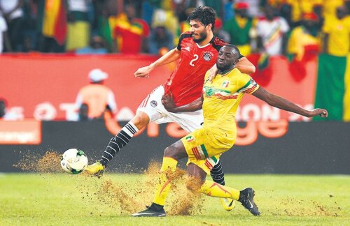 Nu-i fotbal de plajă, ci o
provocare echilibristică în Mali -
Egipt 0-0, la Port-Gentil FOTO AFP