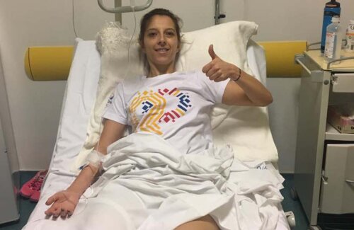 Eliza Samara face semn de pe patul de spital că totul e OK