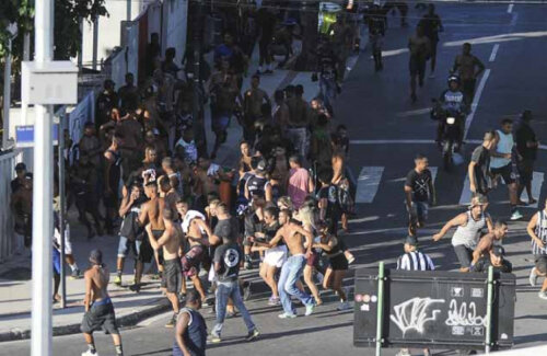 Ultrașii au profitat de greva agenților de poliție pentru a se răfui pe străzile din Rio