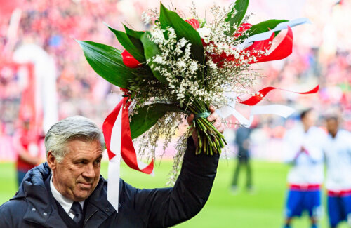 Ancelotti a primit înaintea meciului un buchet de flori din partea conducerii bavareze