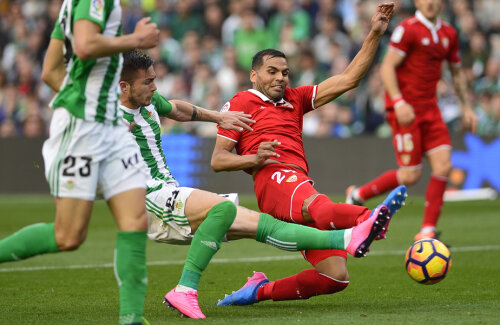 Cel mai bun moment al lui Toșca în derby. Atacul prin alunecare asupra lui Mercado. Gol evitat în ultima clipă // FOTO AFP
