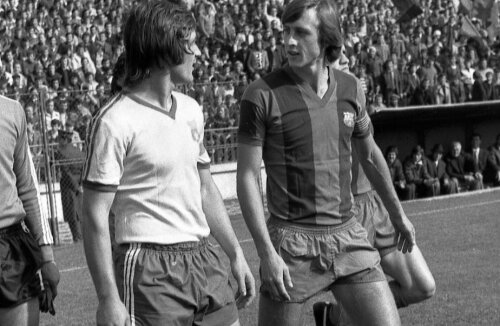 Liță Dumitru și Johan Cruyy în septembrie 1977, pe Ghencea, înainte de Steaua - Barcelona din Cupa UEFA