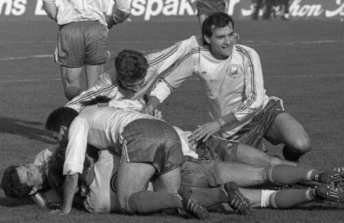 Balint şi colegii săi din '89 în grămada bucuriei după victoria cu danezii, care a adus calificarea la Mondialul Italia '90