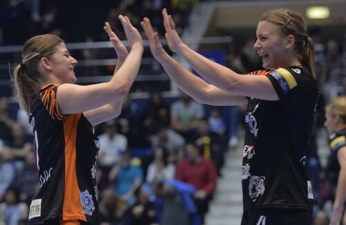 Ajda Mehmedovici (stânga) și Isabella Gullden bat palmele fericite la finalul meciului // FOTO Cristi Preda