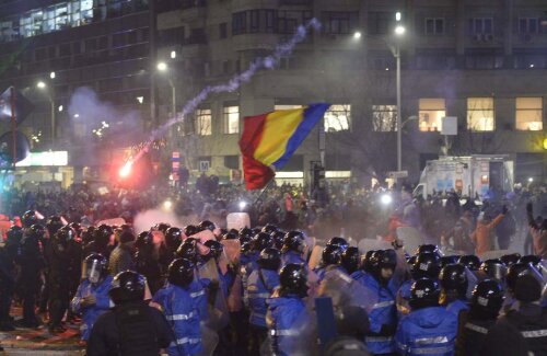 Scutierii au purtat lupte grele cu huliganii dezlănţuiţi // FOTO Alex Nicodim