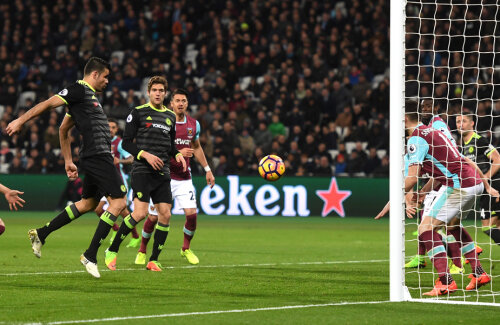 Diego Costa împinge mingea în poartă la cornerul lui Fàbregas // FOTO Guliver/GettyImages