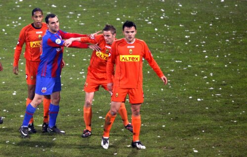 Alex Dragomir, primul din dreapta, la Ceahlăul, într-un meci din 2010 cu Steaua