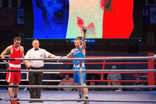 Dinamovistul Paul
Arădoaie (în
albastru) a câștigat
în “optimi” lupta
din ring contra
olandezului Artjom
Kasparian FOTO
Lucian Crestez