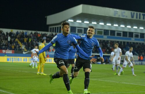 Florinel Coman, în stânga, imediat după golul marcat cu Steaua, în meciul de săptămâna trecută, încheiat 3-1 pentru Viitorul /FOTO: Alex Nicodim