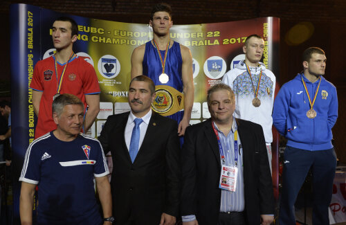 Vasile Câtea (centru), președintele FR Box, la festivitatea de premiere la categoria 81 de kilograme, unde Paul Arădoaie a cucerit aurul
