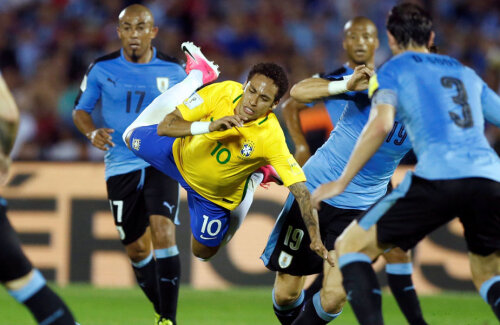 Neymar n-a putut fi oprit de uruguayeni decât prin fault // Foto: Reuters