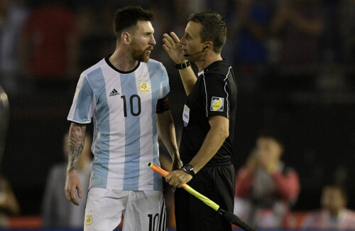Messi, insultându-l pe asistentul brazilian la sfârșitul meciului cu Chile // FOTO AFP