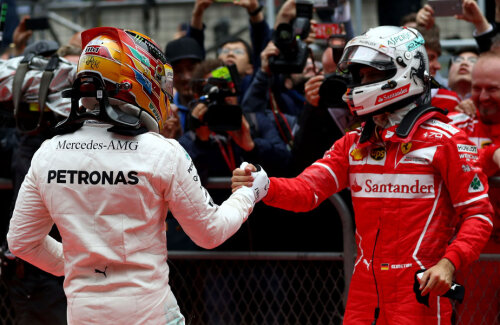 Lewis Hamilton și Sebastian Vettel s-au felicitat reciproc la finalul cursei // FOTO Guliver/GettyImages