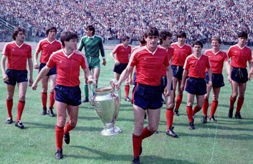 Imediat după cîștigarea CCE, roș-albaștrii au prezentat trofeul în fața a 35.000 de fani entuziaști // Foto: Arhiva GSP